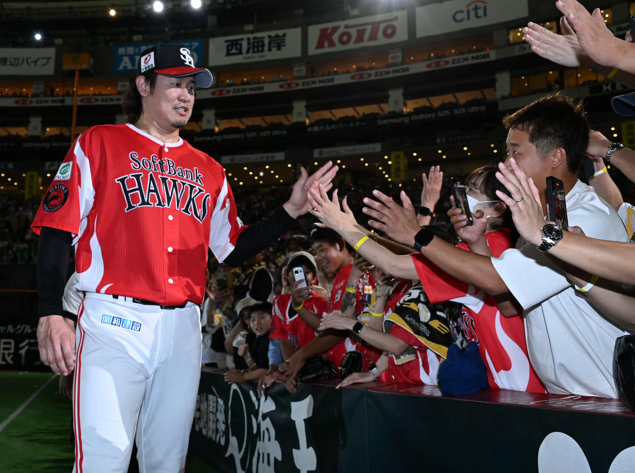 ソフトバンク対日本ハム　ファンとタッチを交わす杉山（左）（撮影・林敢治）