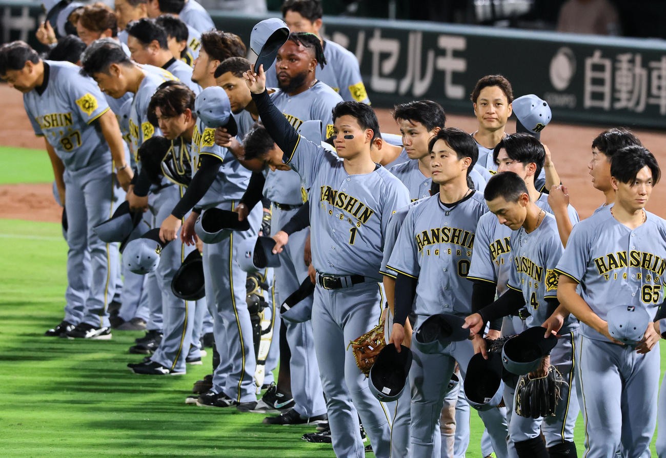 広島対阪神　マツダスタジアム最終戦を終え、ファンにあいさつする森下ら阪神ナイン（撮影・藤尾明華）
