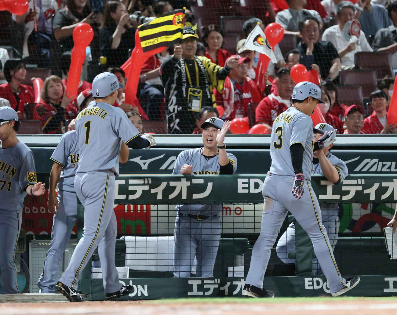 広島対阪神　7回表阪神2死一塁、右越え2点本塁打を放った大山（右）と森下を迎える藤川監督（中央）（撮影・加藤孝規）