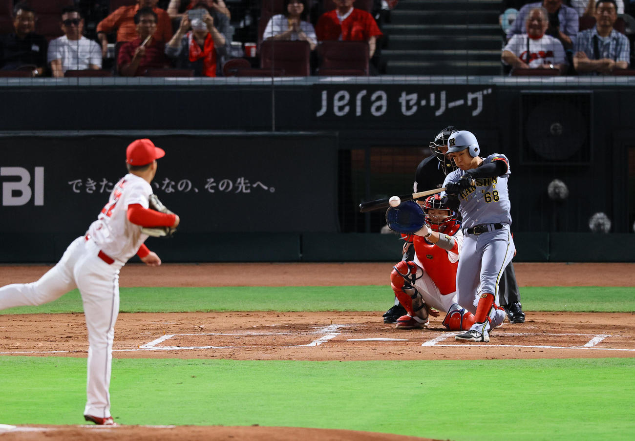 広島対阪神　2回表阪神無死一、二塁、中川は左前打を放つ。投手高（撮影・藤尾明華）