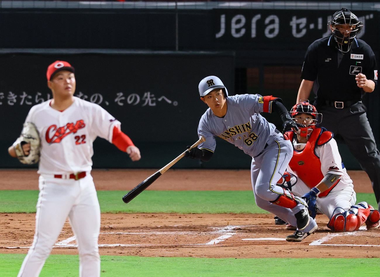 広島対阪神　2回表阪神無死一、二塁、中川は左前打を放つ。投手高（撮影・藤尾明華）