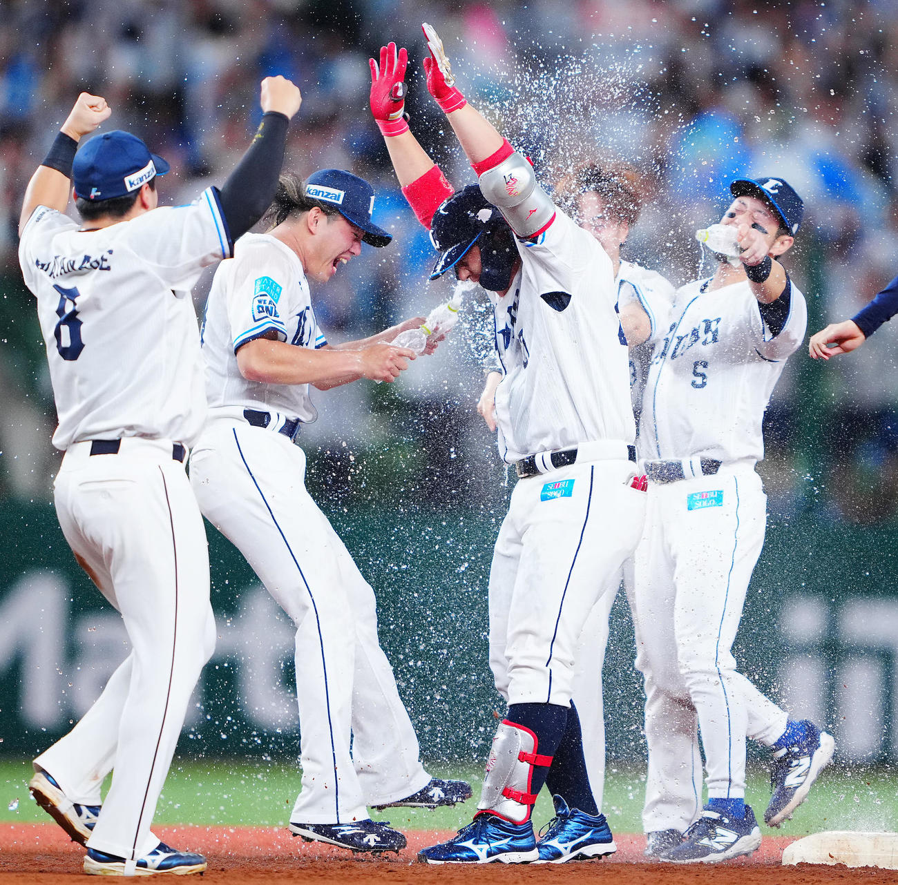 西武対オリックス　9回裏西武2死二塁、サヨナラ適時打を放った炭谷（中央右）は今井（同2人目）らナインと喜び合う（撮影・垰建太）