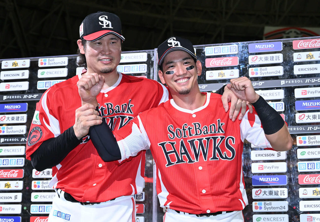 ソフトバンク対日本ハム　笑顔で撮影に応じる杉山（左）と栗原（撮影・林敢治）