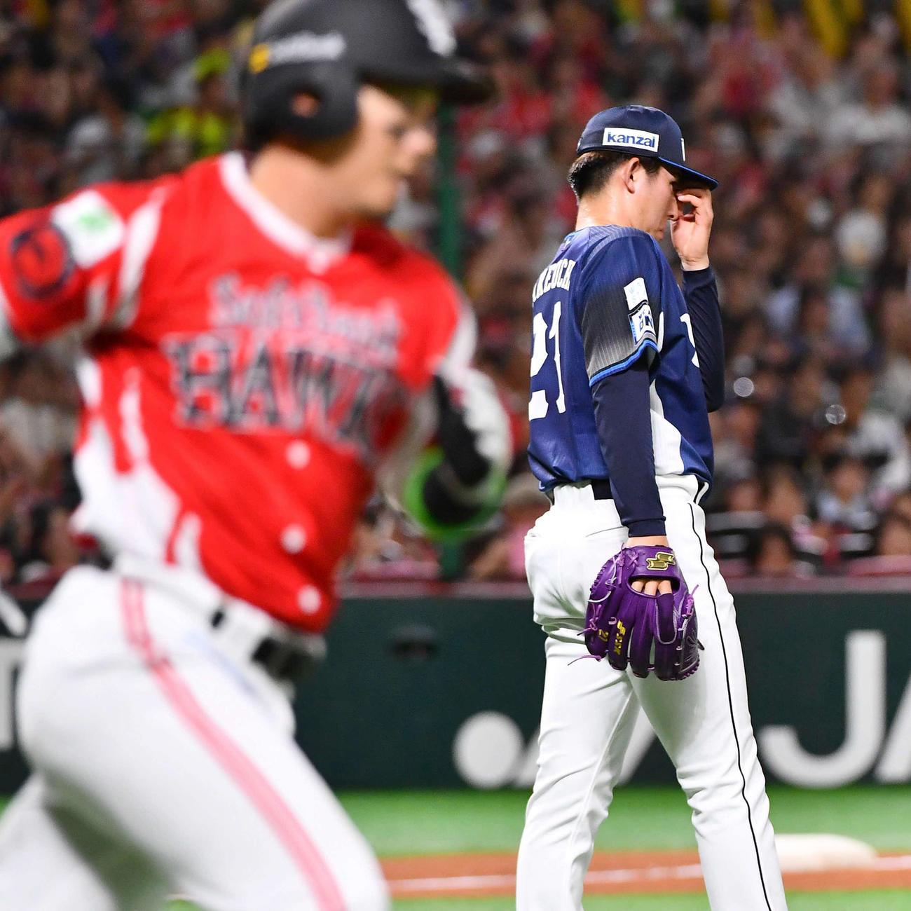 ソフトバンク対西武　2回裏ソフトバンク2死三塁、栗原（左）に右前適時打を打たれた武内（撮影・岩下翔太）
