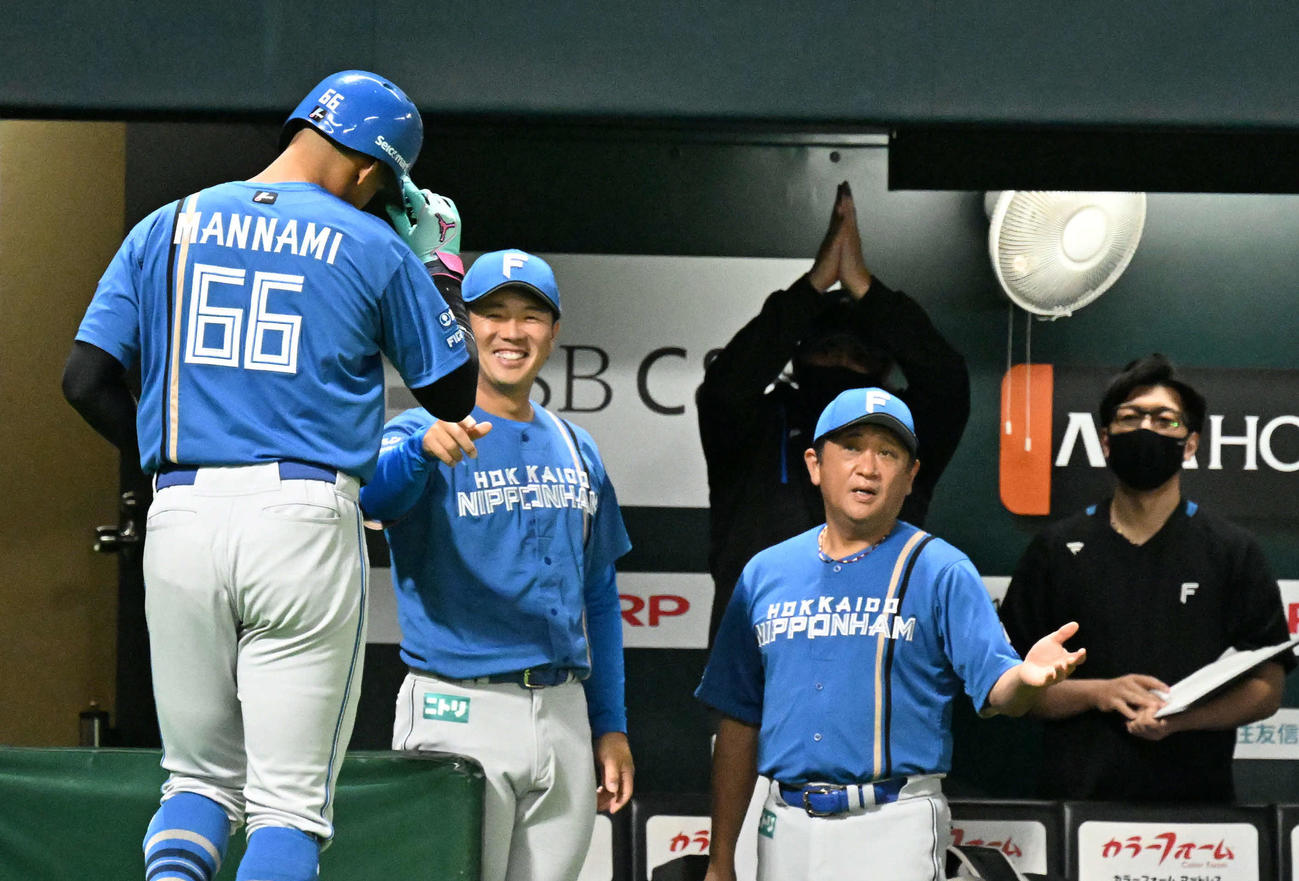 ソフトバンク対日本ハム　2回表日本ハム2死満塁、野村の押し出し四球で生還した万波（左）（撮影・林敢治）