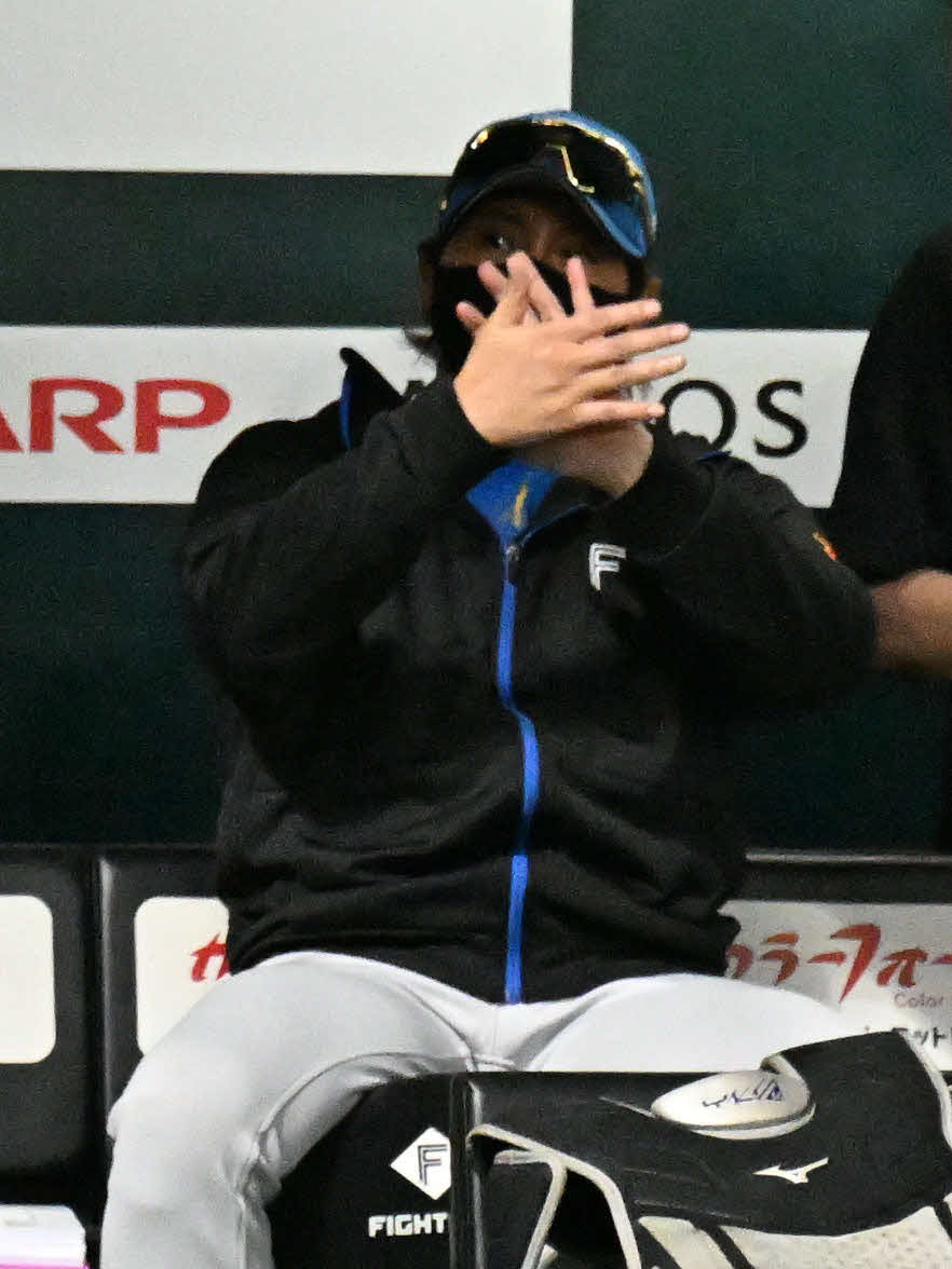 ソフトバンク対日本ハム　4回表日本ハム2死二塁、野村の勝ち越し適時打に拍手する新庄監督（撮影・林敢治）