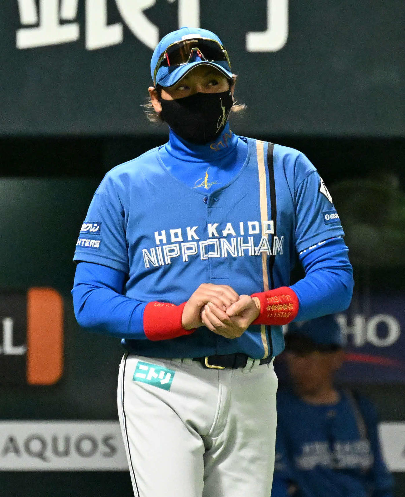 ソフトバンク対日本ハム　7回裏ソフトバンク1死一、二塁、選手交代を告げマウンドに向かう新庄監督（撮影・林敢治）