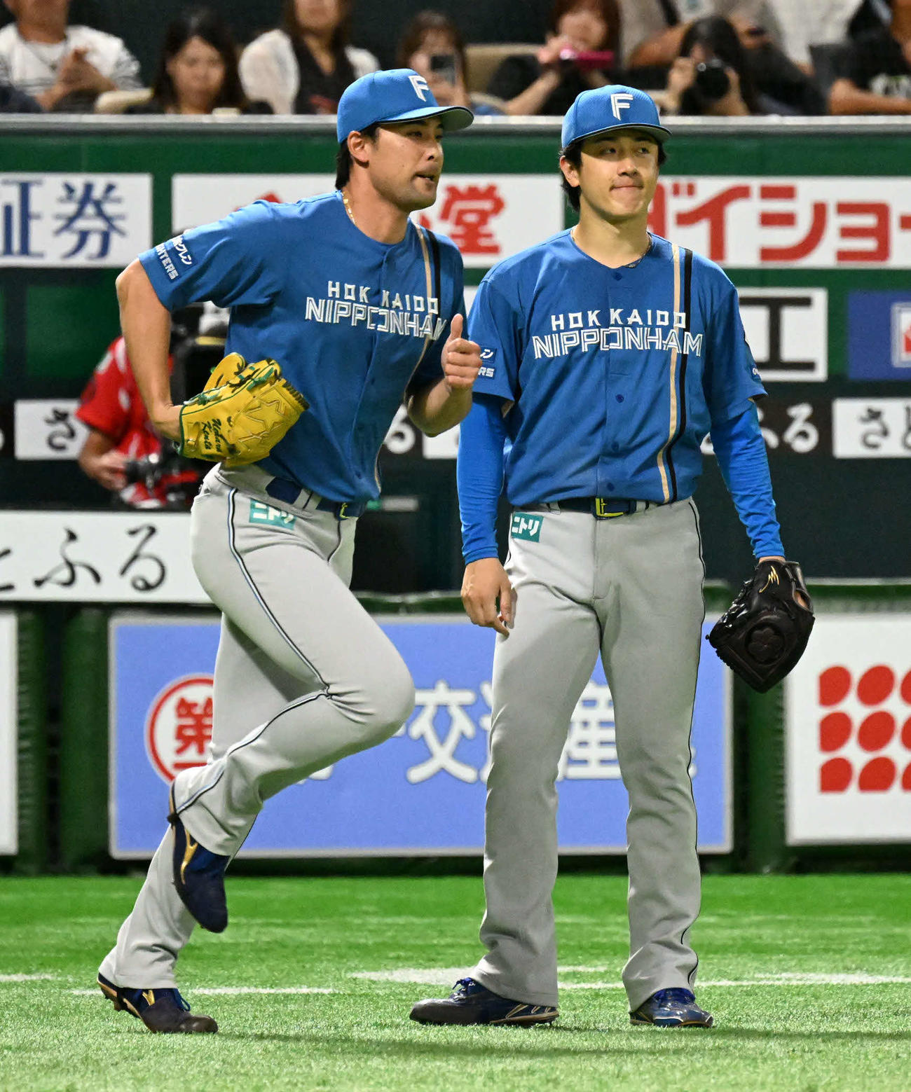 ソフトバンク対日本ハム　7回裏ソフトバンク1死一、二塁、降板する北山（右）とマウンドに向かう上原（撮影・林敢治）