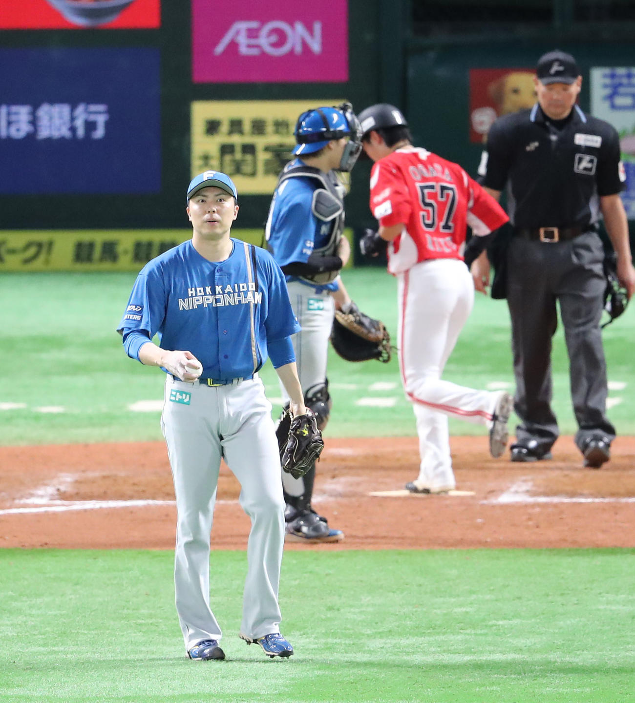 ソフトバンク対日本ハム　8回裏ソフトバンク1死満塁、川瀬に四球を与え押し出しで勝ち越された田中（撮影・梅根麻紀）