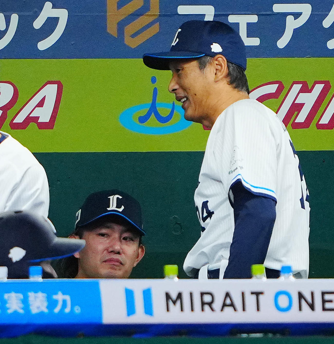 西武対オリックス　7回表オリックスの攻撃を無失点に抑えた西武先発の今井（左）をねぎらう西口監督（撮影・垰建太）