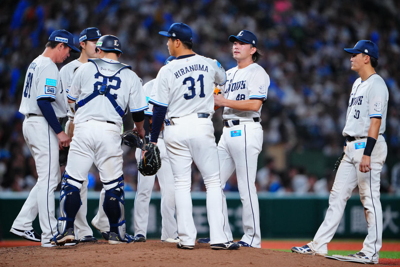 西武対オリックス　7回表オリックス1死一、二塁、代打西野に中前打を許し渋い表情の今井（右から2人目）（撮影・垰建太）