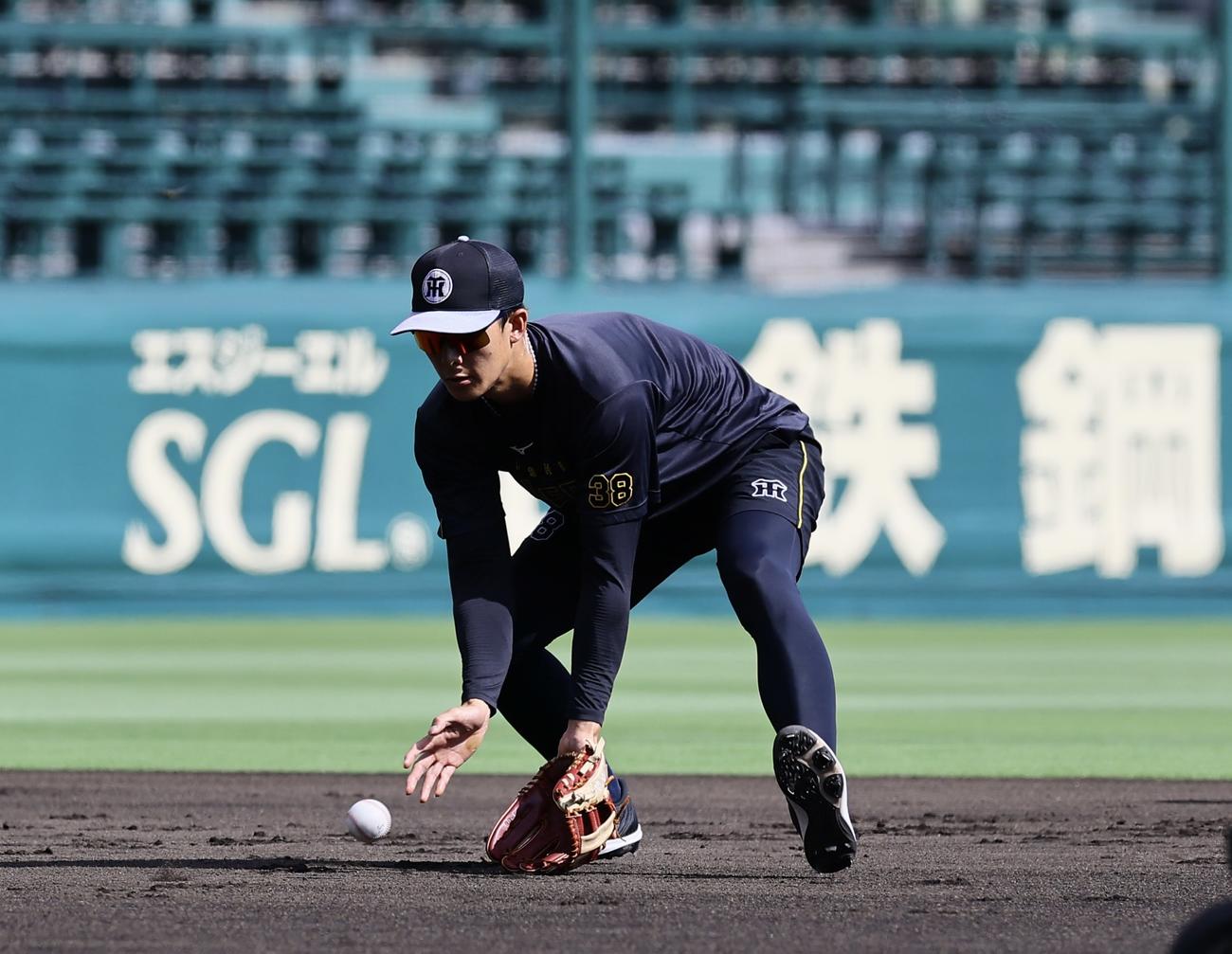 阪神対DeNA 1軍に合流し、守備練習する阪神小幡（撮影・藤尾明華）