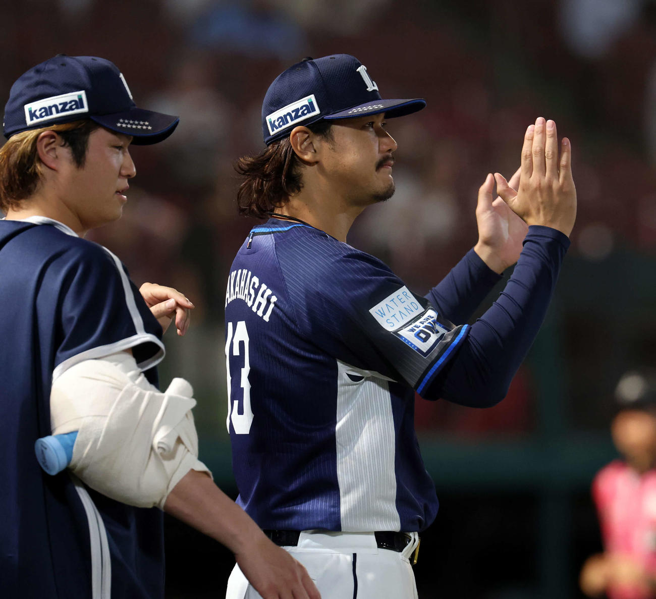 楽天対西武　8勝目の西武高橋（右）は拍手でナインを迎える（撮影・浅見桂子）