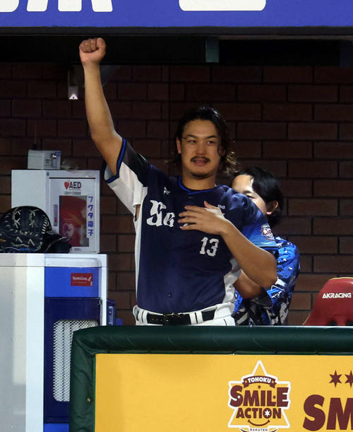 楽天対西武　7回表西武1死二、三塁、山村が適時打を放ちガッツポーズの高橋（撮影・浅見桂子）