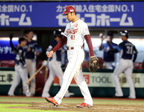 楽天対西武　7回表西武1死二、三塁、山村に適時打を放許し、がっくりの加治屋（撮影・浅見桂子）
