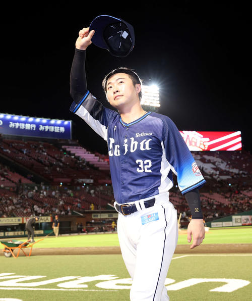 楽天対西武　ヒーローインタビューを終え、スタンドに帽子を振ってあいさつする西武山村（撮影・浅見桂子）