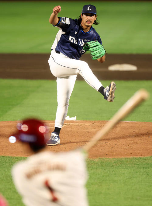 楽天対西武　力投する西武先発の高橋。打者宗山（撮影・浅見桂子）