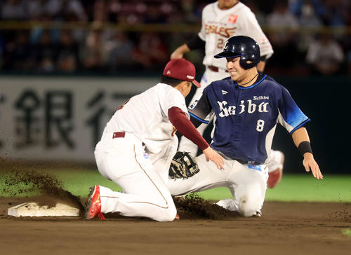 楽天対西武　4回表西武2死一塁、一塁走者渡部聖（右）は二塁盗塁を狙うも阻まれる。遊撃手宗山（撮影・浅見桂子）