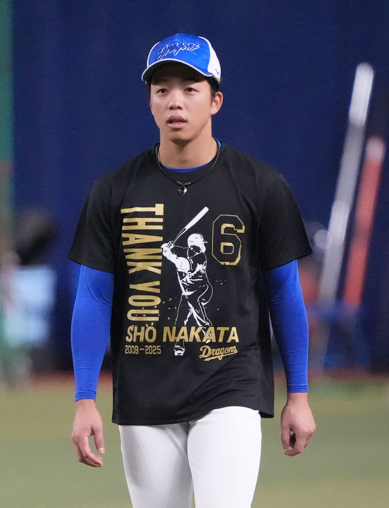 中日対ヤクルト　試合前、記念Tシャツを着用する岡林（撮影・森本幸一）