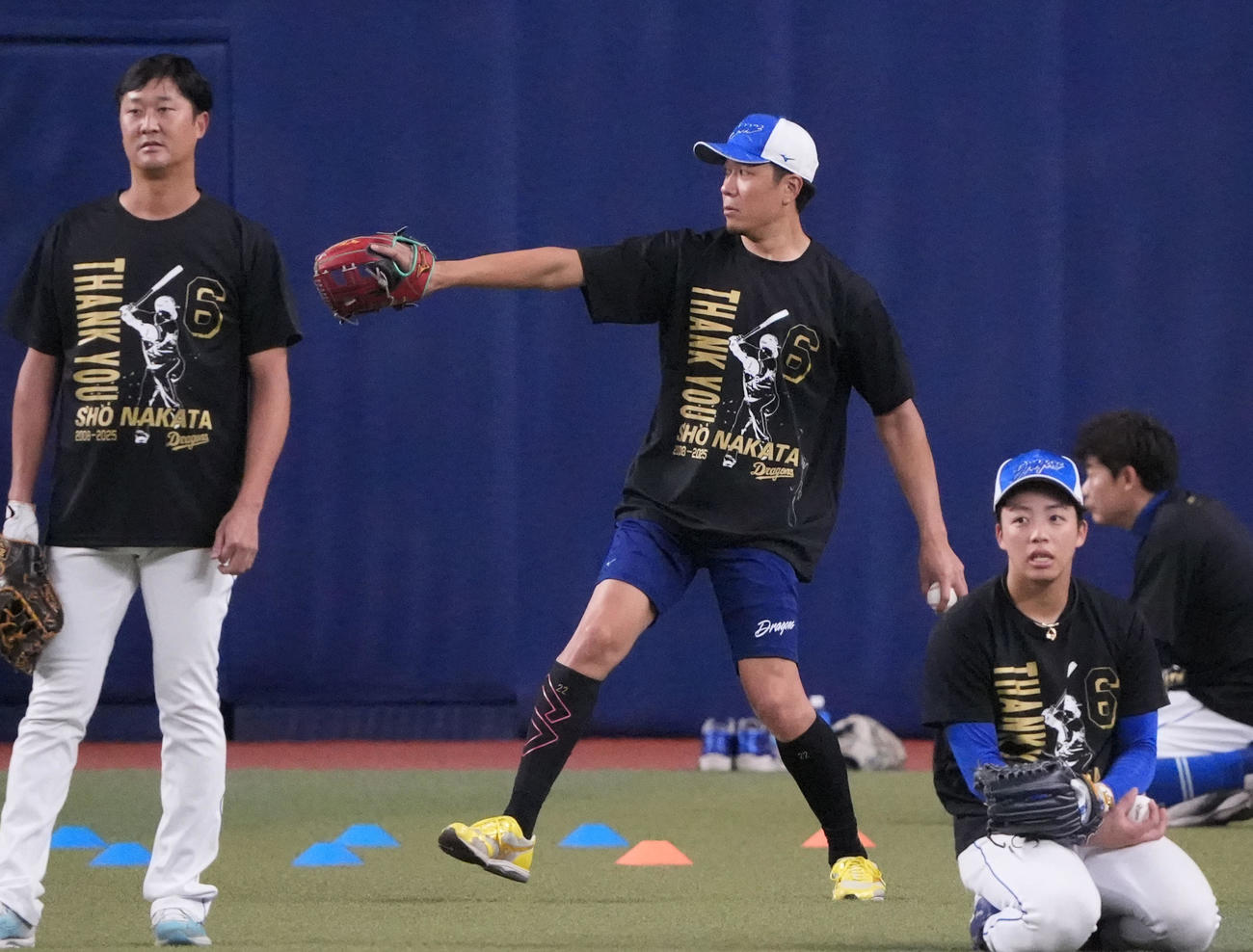 中日対ヤクルト　試合前、大野（中央）は記念Tシャツを着用しキャッチボールをする（撮影・森本幸一）