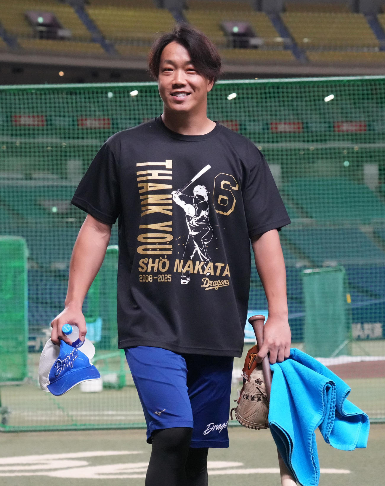 中日対ヤクルト　試合前、記念Tシャツを着用する柳（撮影・森本幸一）