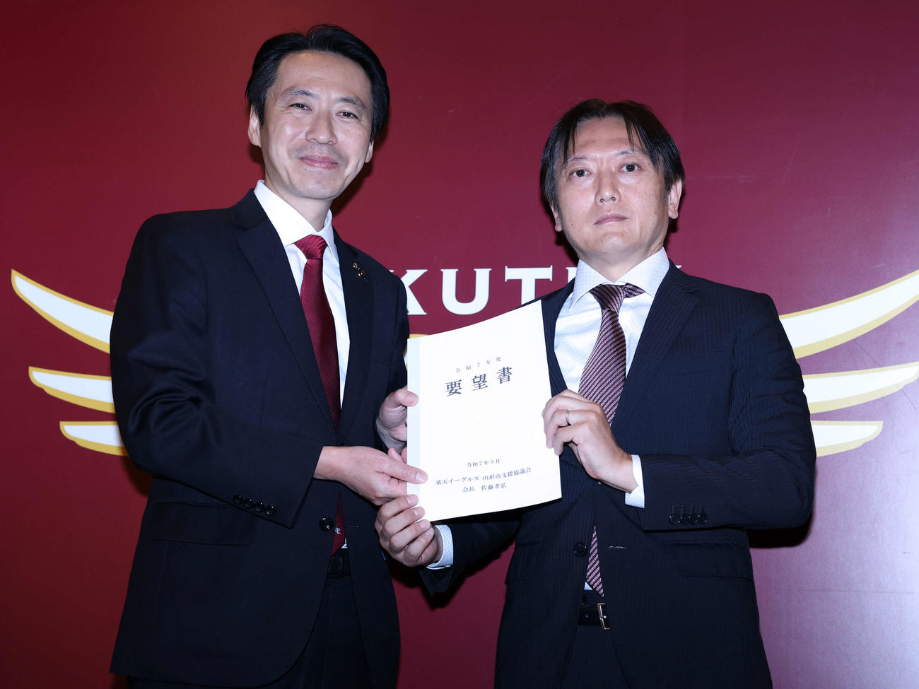 楽天対西武　山形市の佐藤市長（左）は、楽天の岡田コーポレート本部長に1軍戦開催の要望書を提出し記念撮影（撮影・浅見桂子）