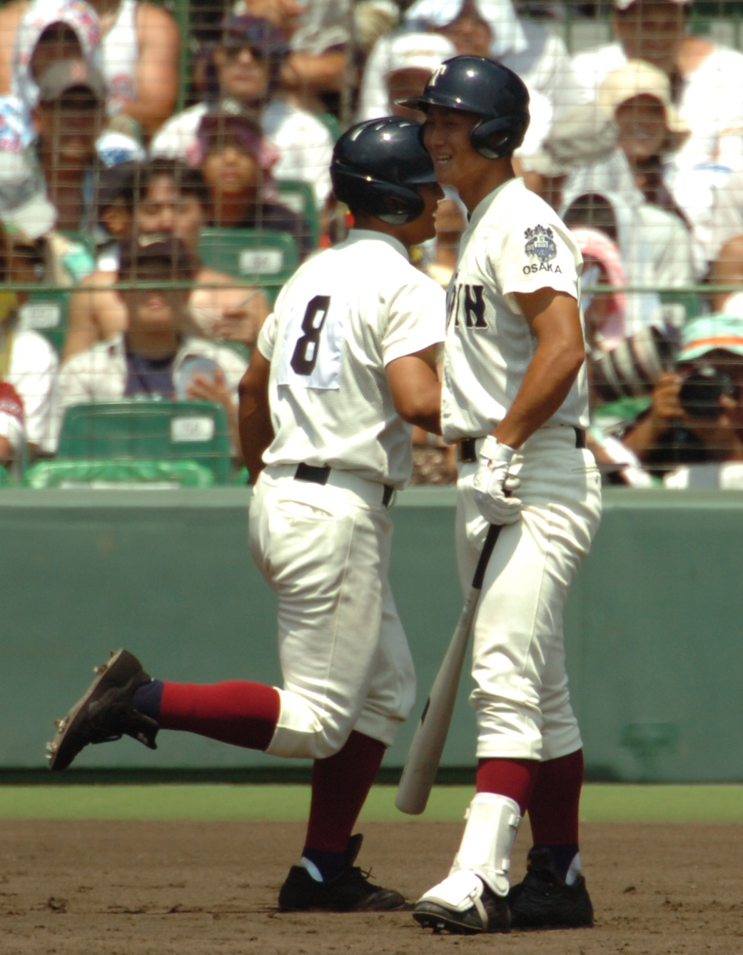 05年８月15日、第87回全国高校野球選手権大会での東北対大阪桐蔭　4回裏（大阪桐蔭）無死、中越本塁打を放った平田良介（左）を迎える中田翔