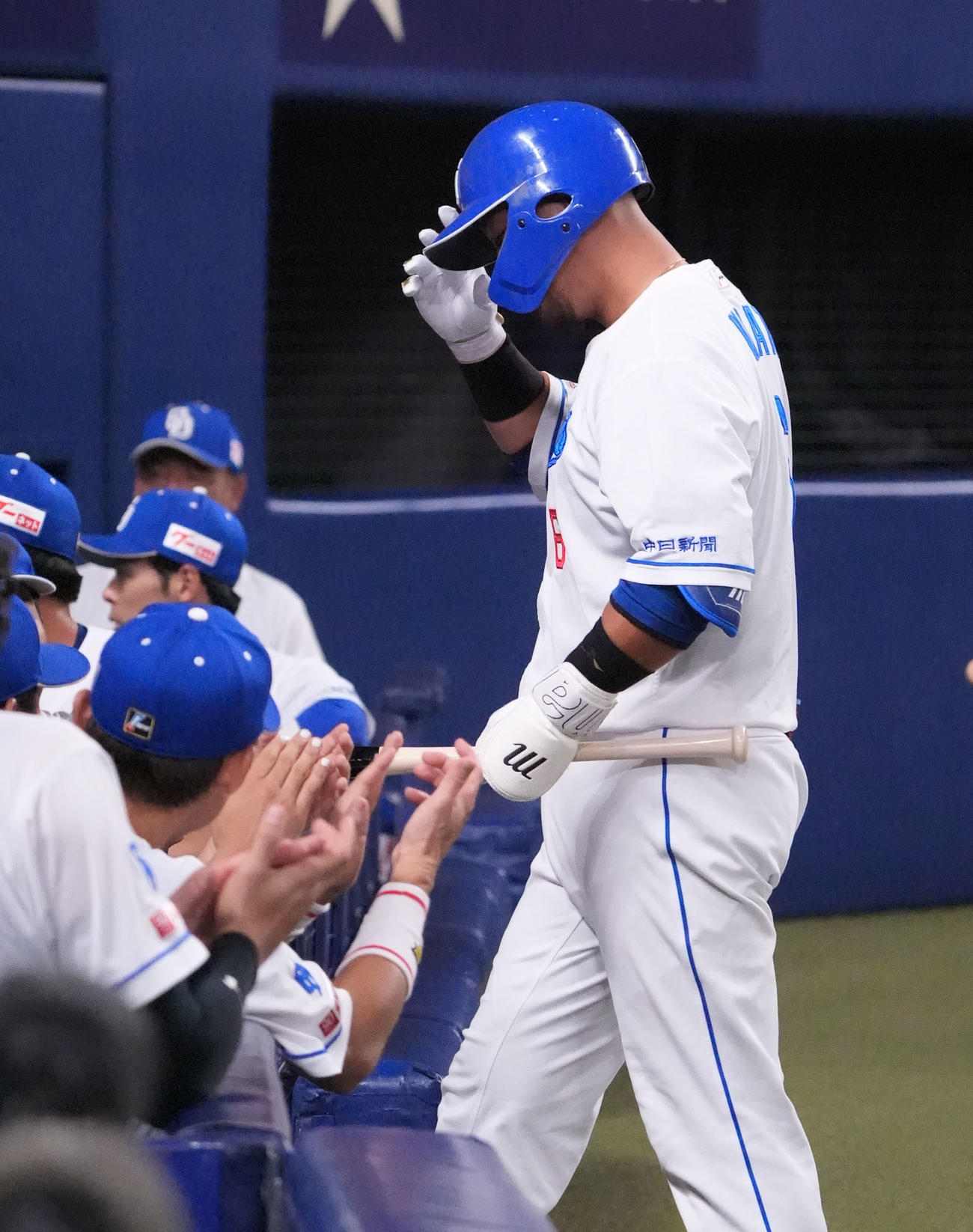 中日対ヤクルト　1回裏中日2死一塁、三振に倒れる中田（撮影・森本幸一）