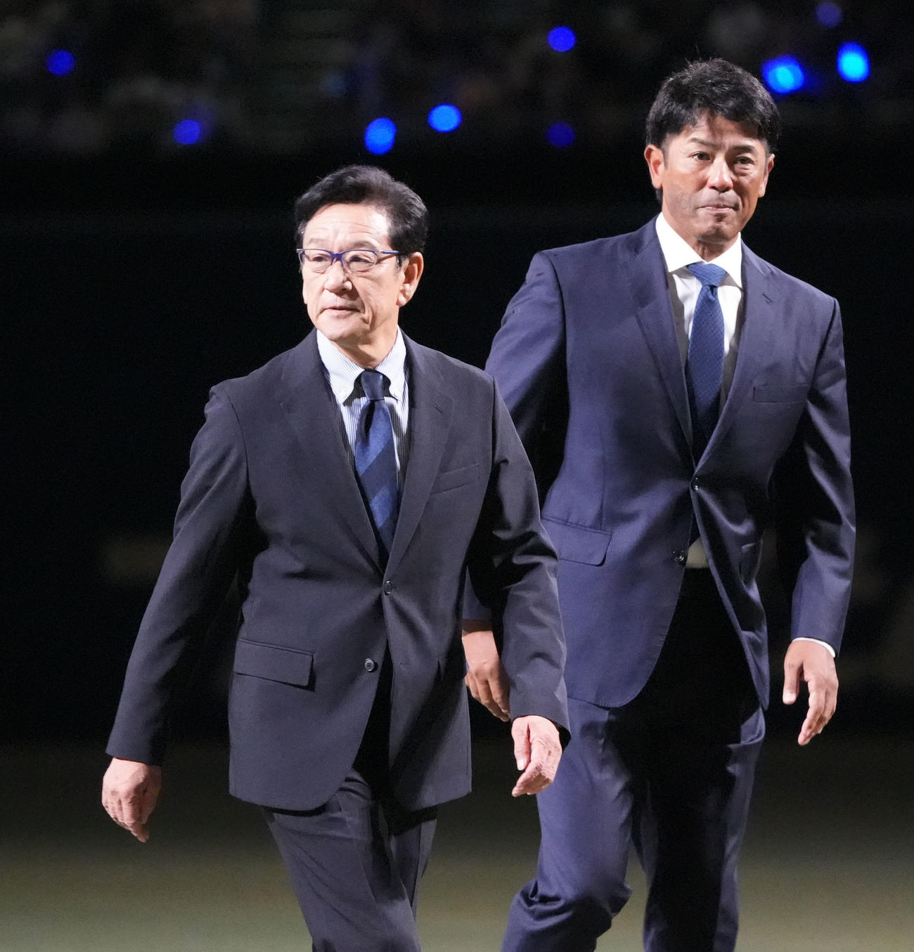 中日対ヤクルト　サプライズで訪れた栗山英樹氏（左）と日本ハムの稲葉2軍監督（撮影・森本幸一）