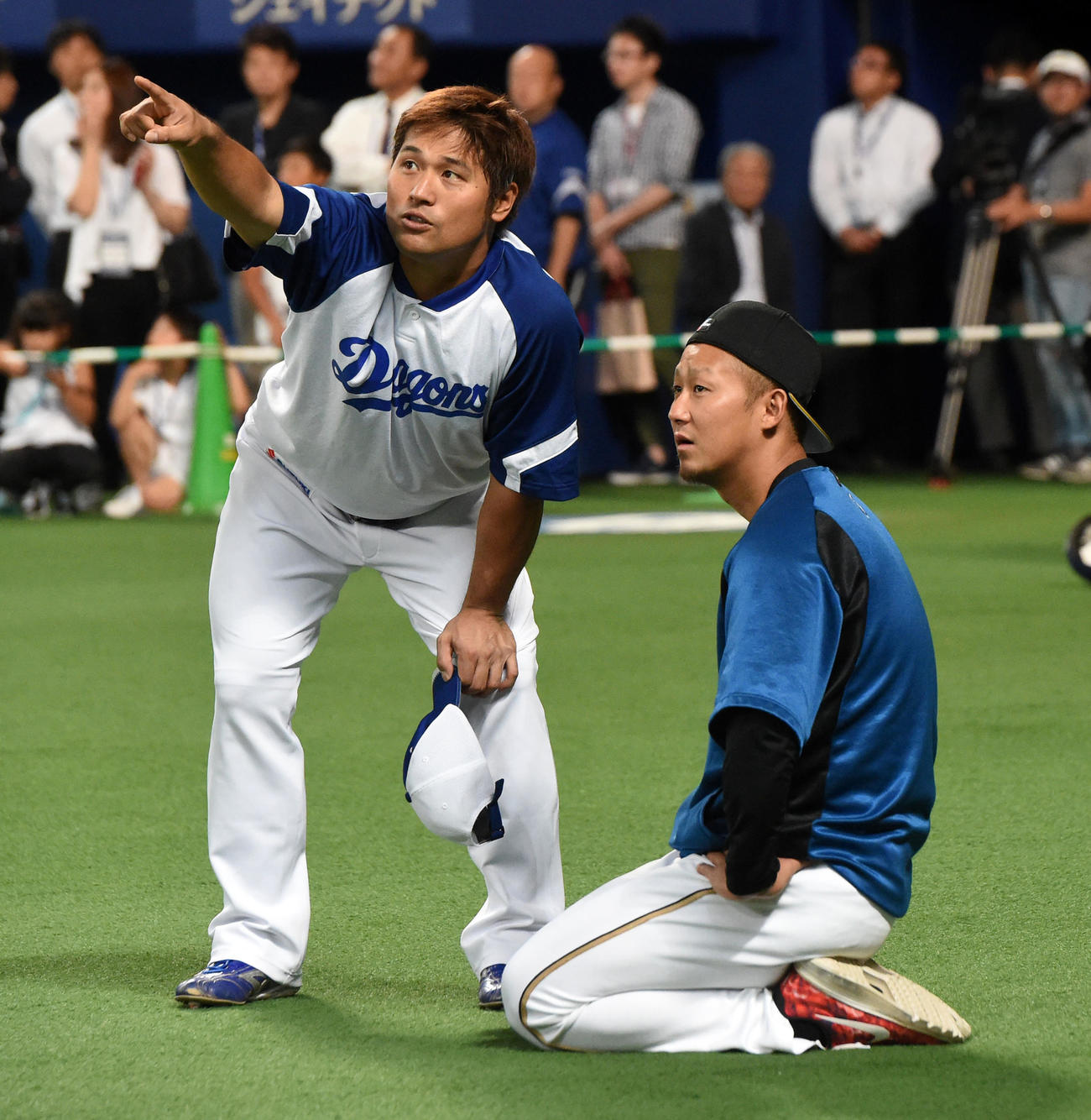 17年6月、中日対日本ハムの試合前に話す中日平田（左）と日本ハム中田
