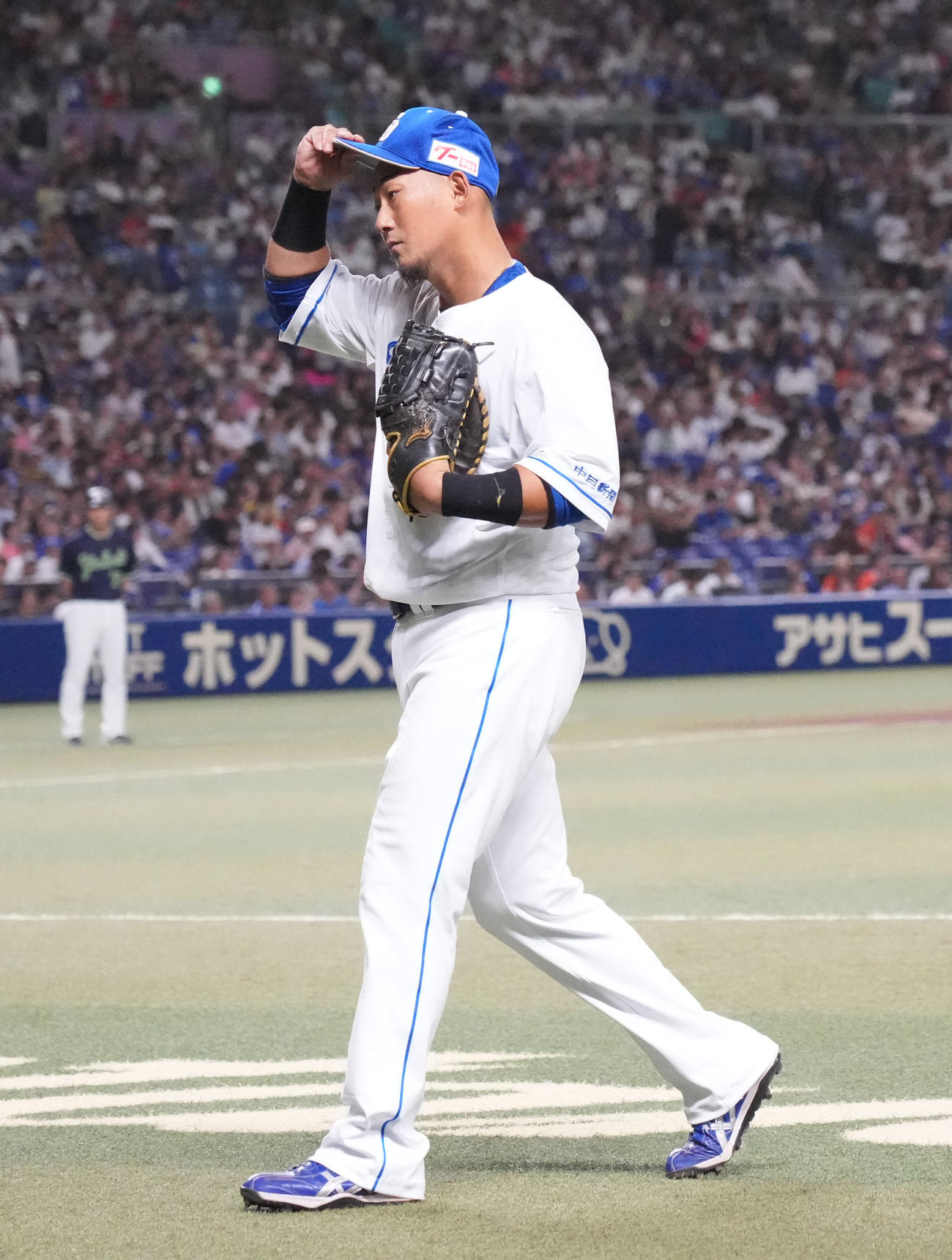 中日対ヤクルト　2回表ヤクルト1死一塁、中田は交代しベンチへ向かう（撮影・森本幸一）