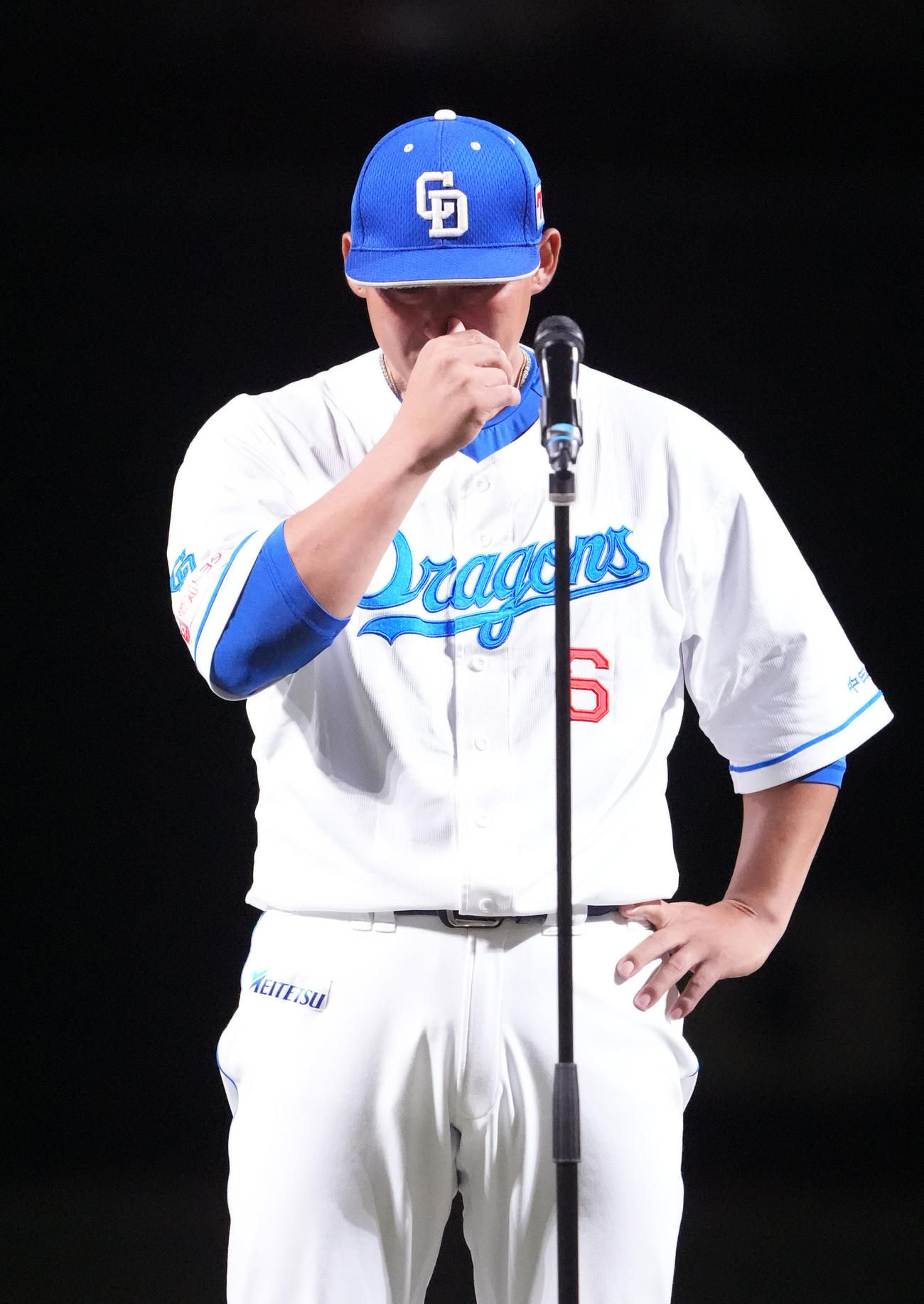 中日対ヤクルト　中田はセレモニーで涙ぐむ（撮影・森本幸一）