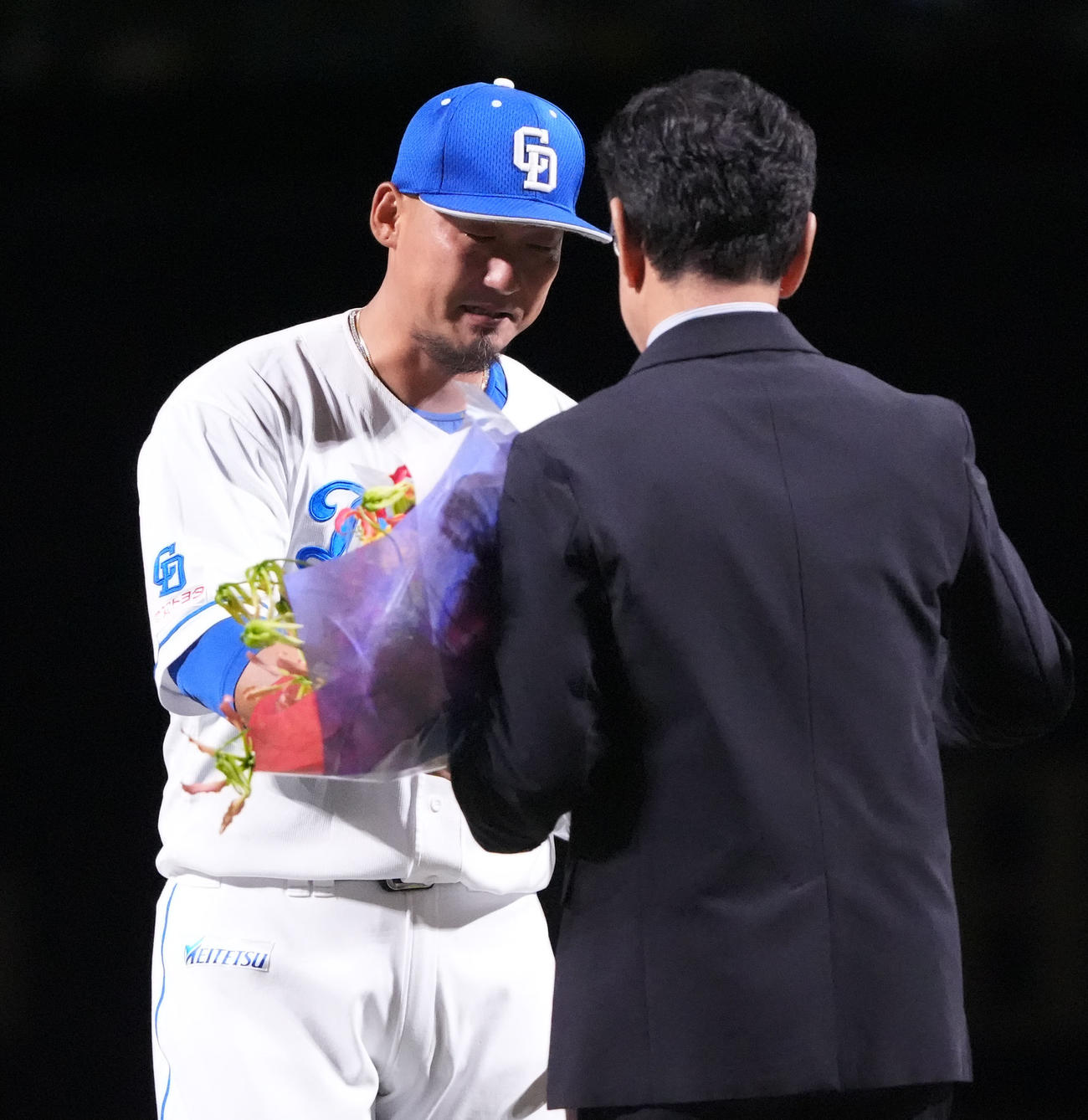 中日対ヤクルト　中田（左）は栗山英樹氏から花束を受け取る（撮影・森本幸一）