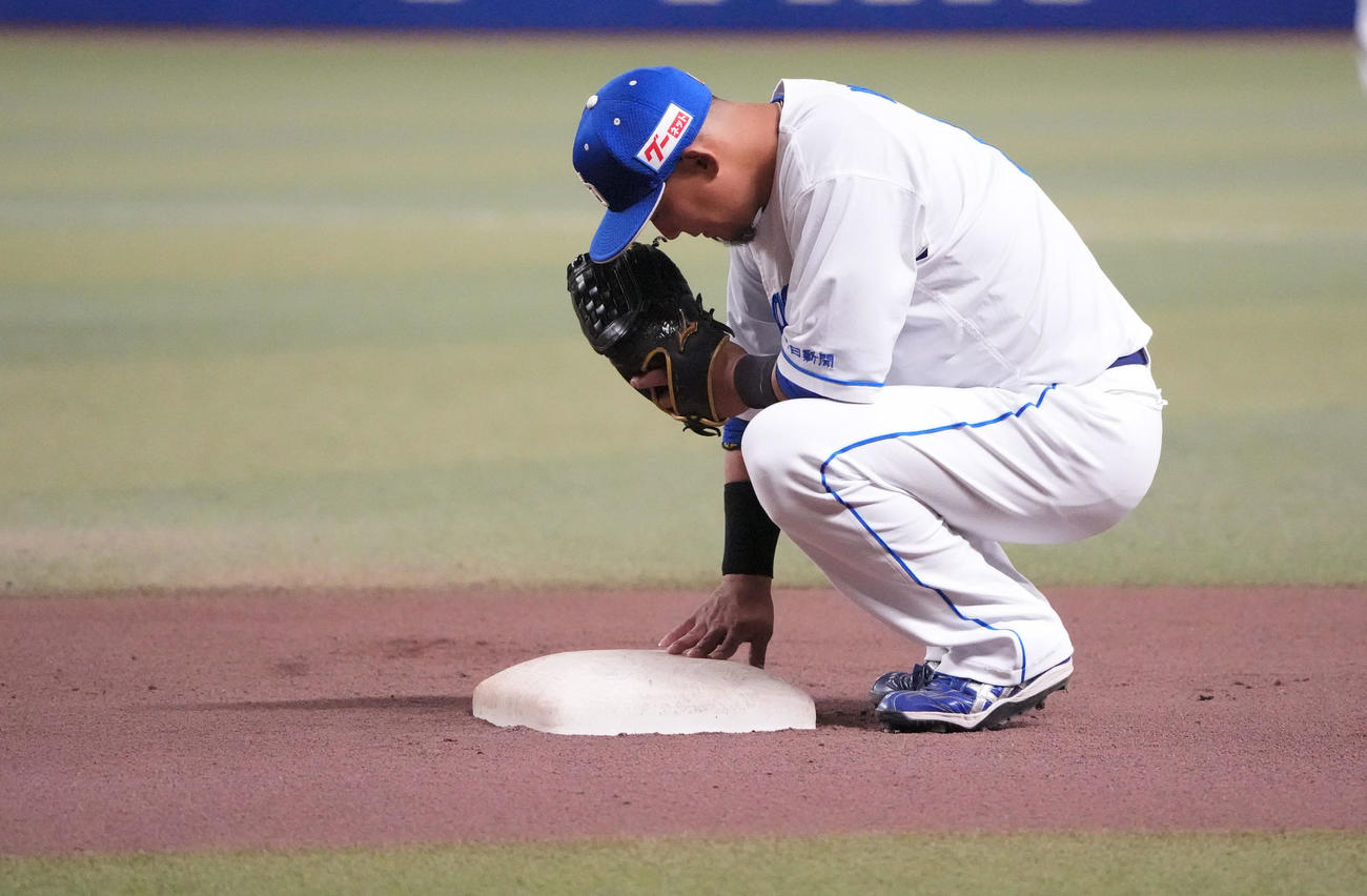 中日対ヤクルト　試合前、シートノックで一塁守備に着きベースを触る中田（撮影・森本幸一）