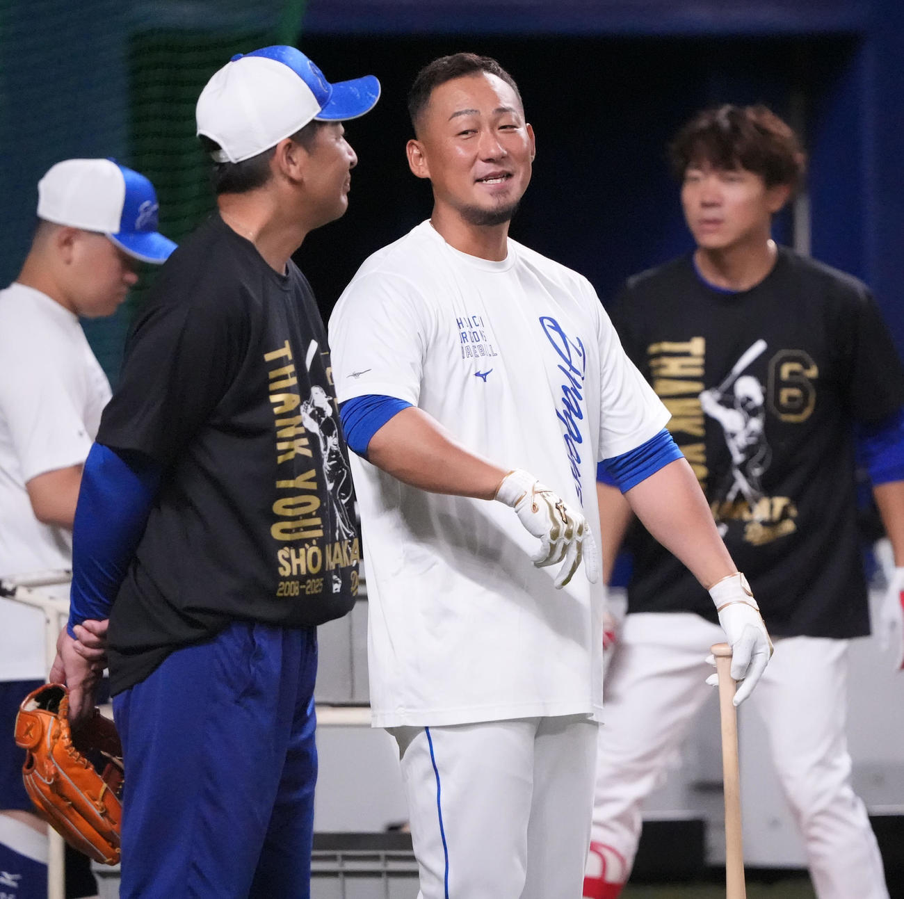 中日対ヤクルト　試合前、中田（右から2人目）は森野打撃コーチと言葉を交わす（撮影・森本幸一）