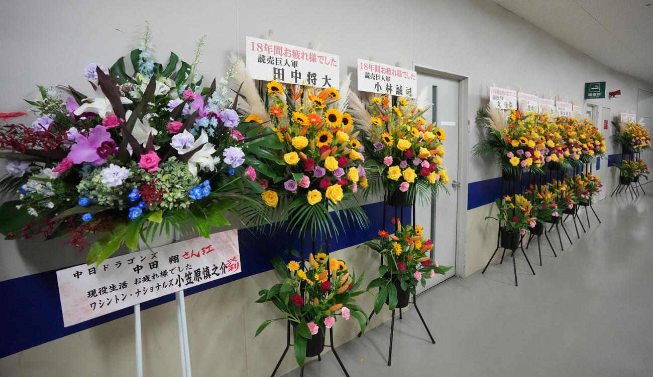 中日対ヤクルト　引退する中田翔へ届いた多くの花束（撮影・森本幸一）