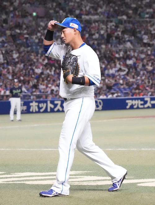中日対ヤクルト 2回表ヤクルト1死一塁、中田は交代しベンチへ向かう(撮影・森本幸一)