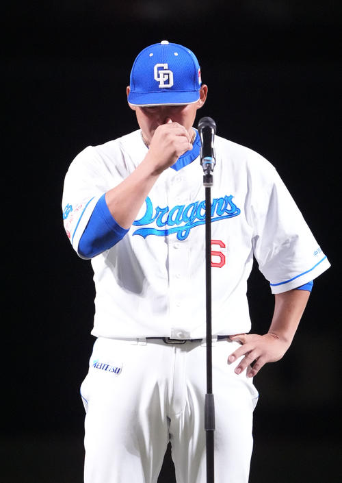 中日対ヤクルト 中田はセレモニーで涙ぐむ(撮影・森本幸一)