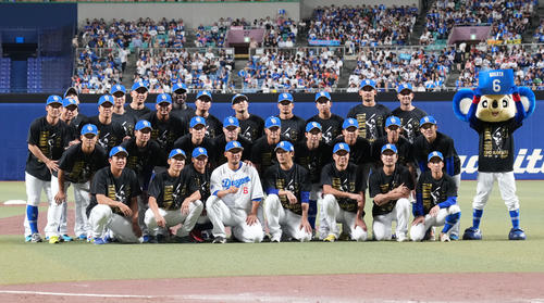 中日対ヤクルト セレモニー終了後、中田(前列・左から4人目)はナインと記念写真に納まる(撮影・森本幸一)