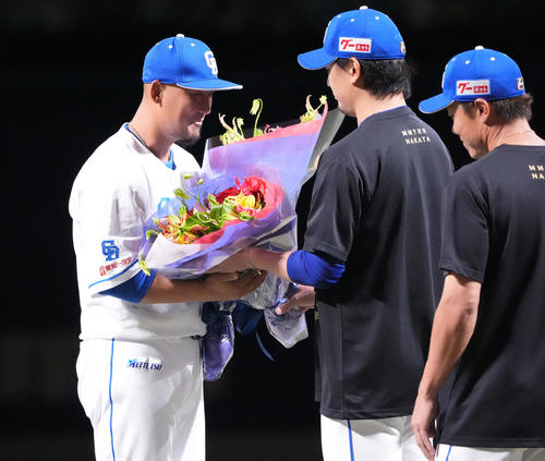 中日対ヤクルト 中田(左)は涌井から花束を受け取る(撮影・森本幸一)