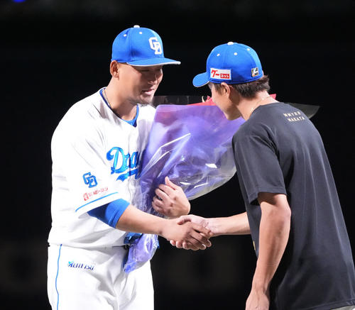 中日対ヤクルト 中田(左)は大島から花束を受け取る(撮影・森本幸一)