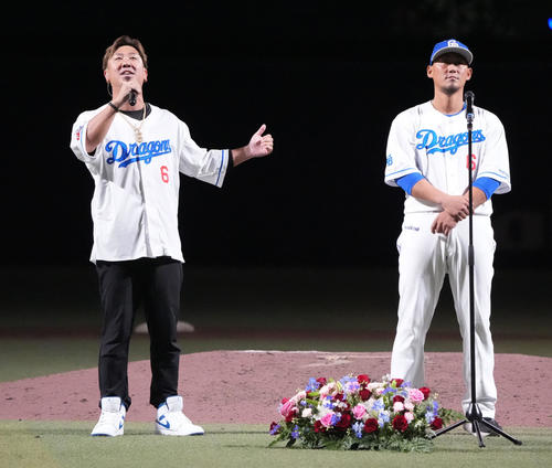 中日対ヤクルト 中田(右)の登場曲を歌うビーグルクルーのYASS(撮影・森本幸一)