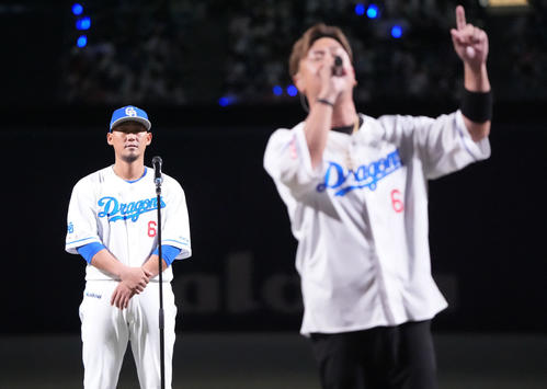 中日対ヤクルト 中田(左)は自身の登場曲を歌うビーグルクルーのYASSの歌を聴く(撮影・森本幸一)