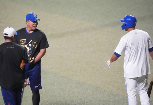 中日対ヤクルト 練習の合間に井上監督(左から2人目)は中田と言葉を交わす(撮影・森本幸一)