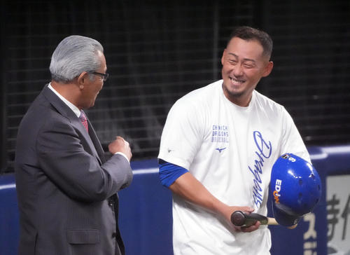 中日対ヤクルト 試合前、森繁和氏(左)と言葉を交わす中田(撮影・森本幸一)