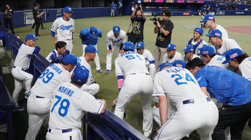 中日対ヤクルト 試合前、ベンチ前の円陣中央で声出しをする中田(撮影・森本幸一)