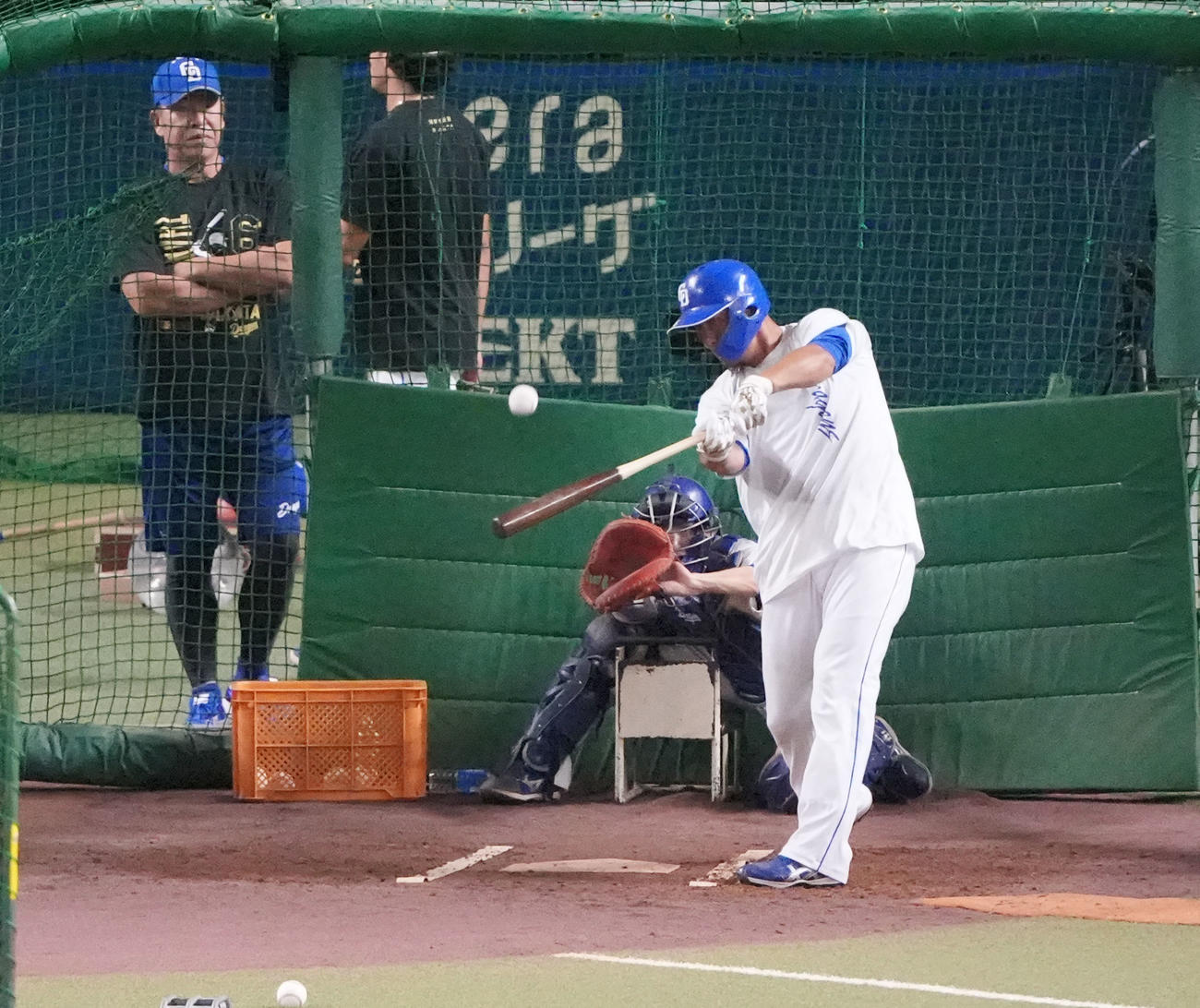 中日対ヤクルト　フリー打撃練習をする中田（右）左は井上監督（撮影・森本幸一）