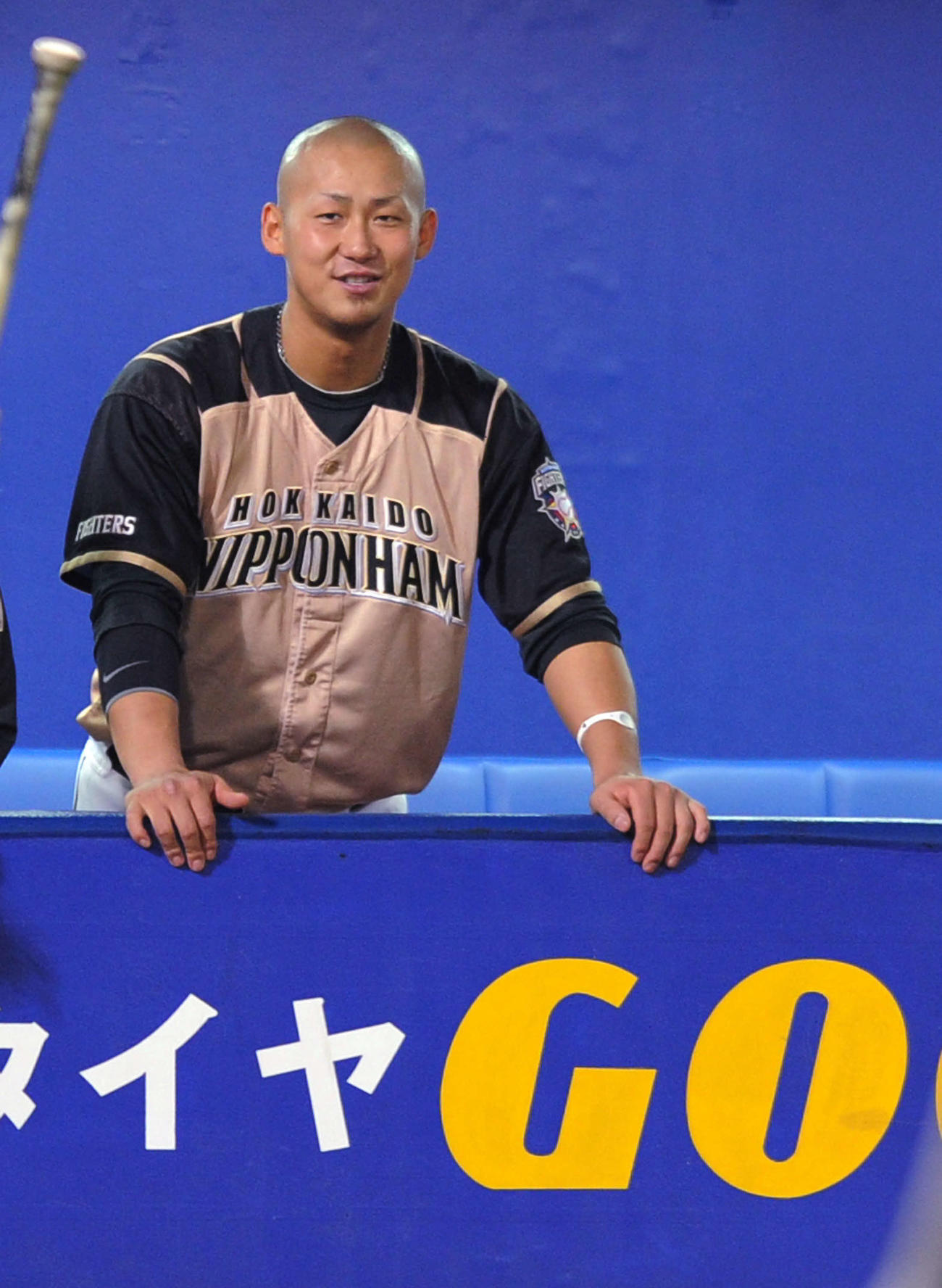 ベンチで笑顔を見せる丸刈りにした中田（2011年5月撮影）