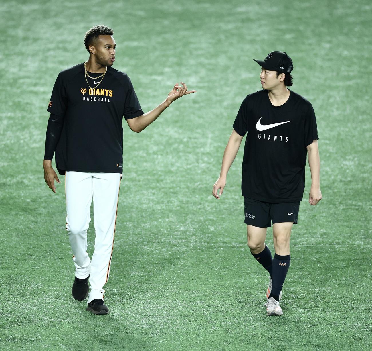巨人対広島　試合前、言葉を交わす巨人マルティネス（左）と山崎（撮影・河田真司）