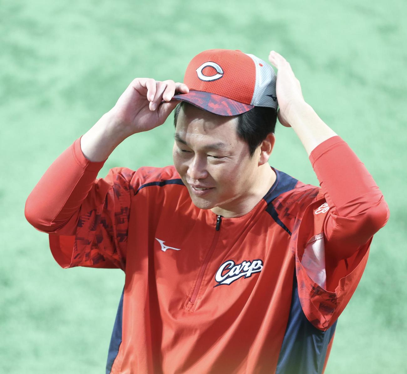 巨人対広島　試合前、笑顔を見せる広島新井監督（撮影・河田真司）